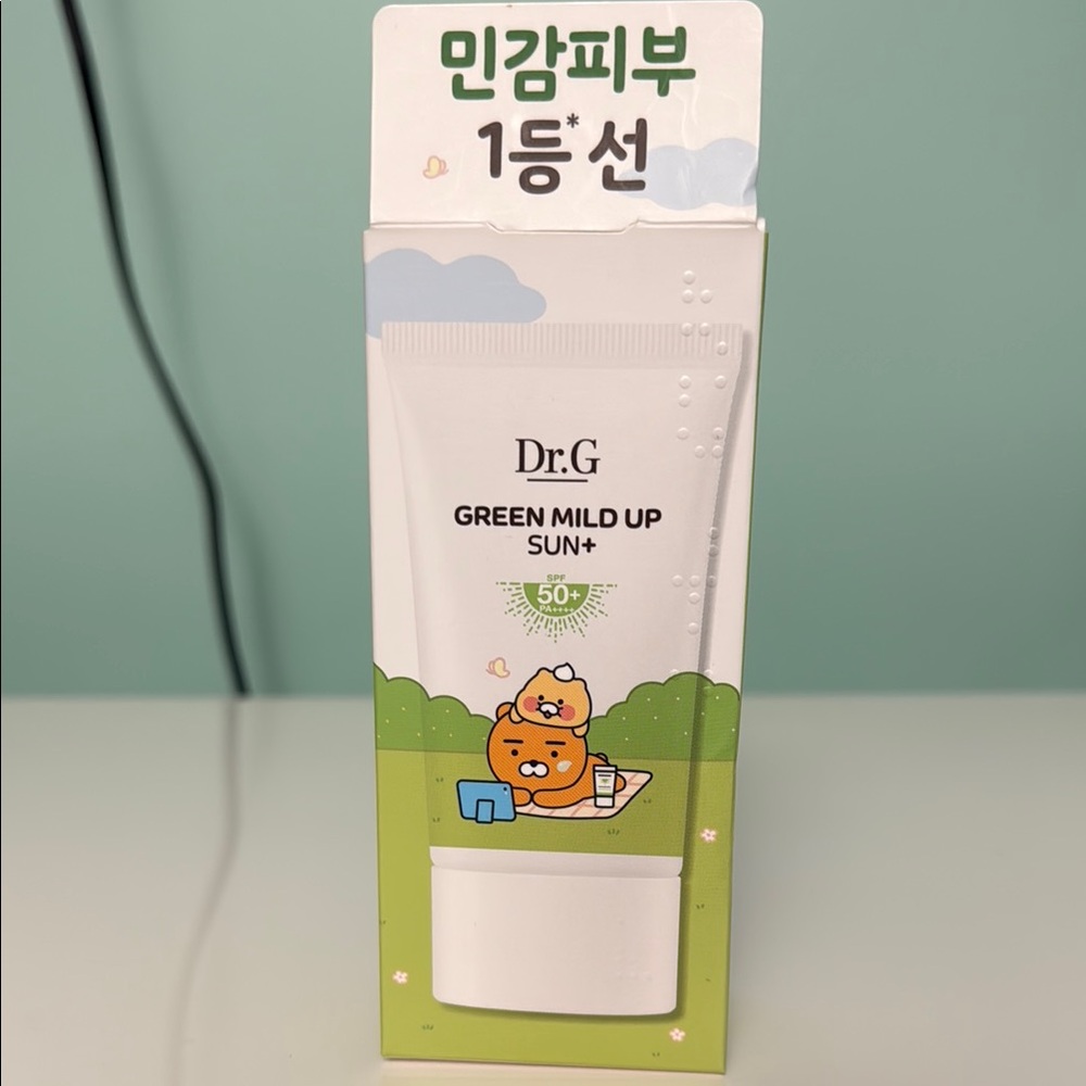 Green and White Suncare Pump Dispenser